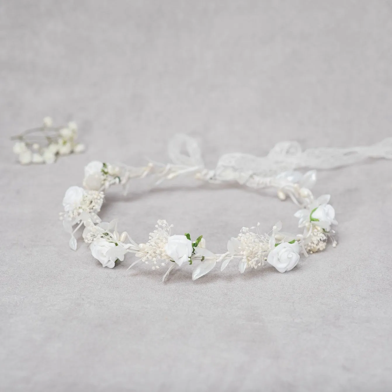 Communion wreath with white roses