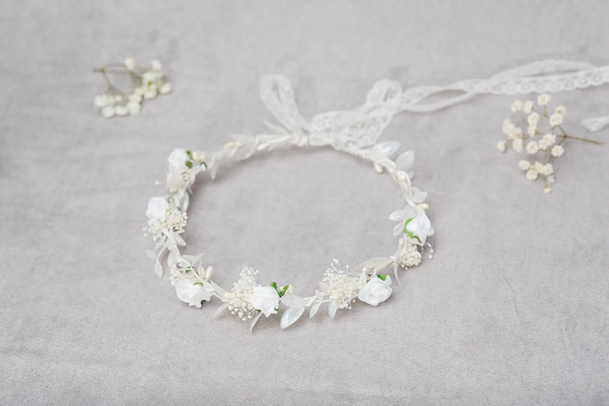 Communion wreath with white roses